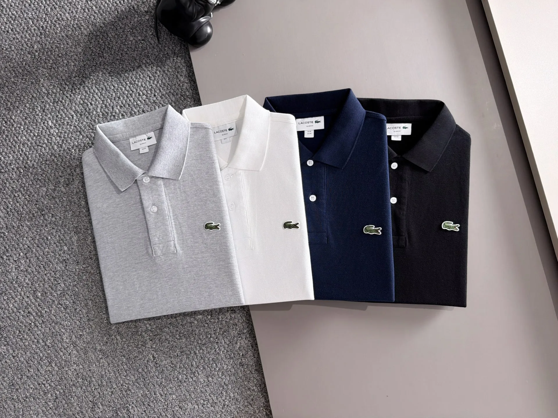 French Crocodile 2026 Spring and Summer Official Website Synchronization The Newest Arrival Style Classic Versatile Business Casual Polo Neck T-shirt Made of imported beaded cotton fabric, comfortable and breathable, with delicate texture and super soft skin-friendly touch! Lapel design, absolutely crisp and handsome fit! The sewing process with this density is absolutely meticulous in handling details! Skin-friendly and smooth to the touch, it is a perfect combination of comfort and breathability! The fabric properties are all excellent! Full of high-end feel! Simple and elegant design, Versatile is extremely wearable! All three standards! It is highly recommended to buy it, and you will never see a style like this outside! On sale on the official website! Size:M-2XL​